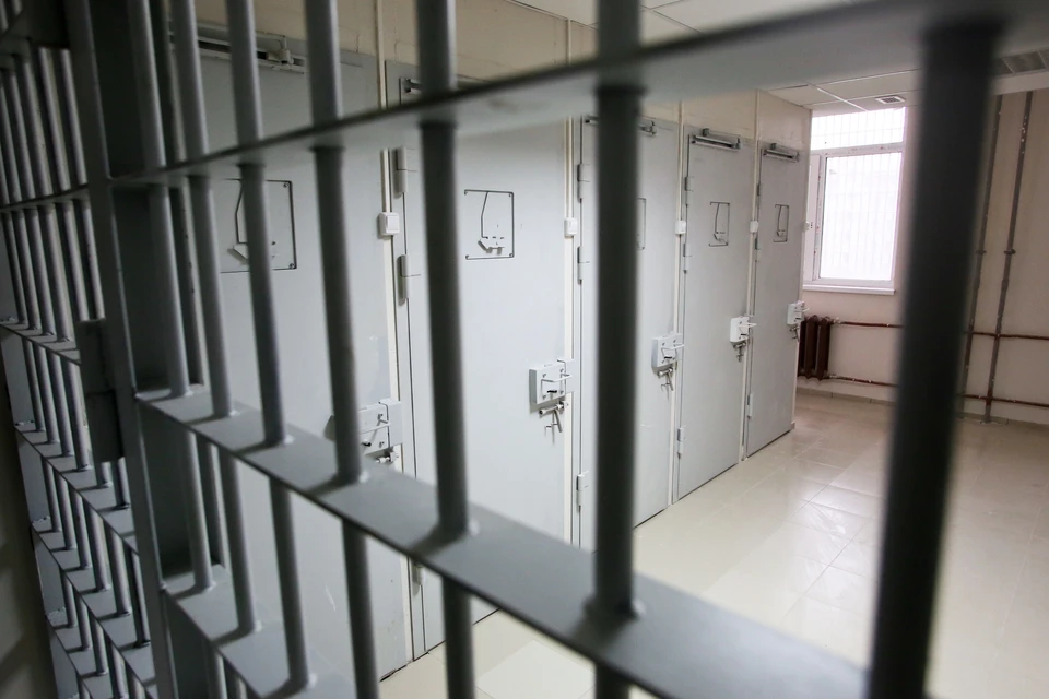 Экс-полицейского подозревают в получении особо крупной взятки.