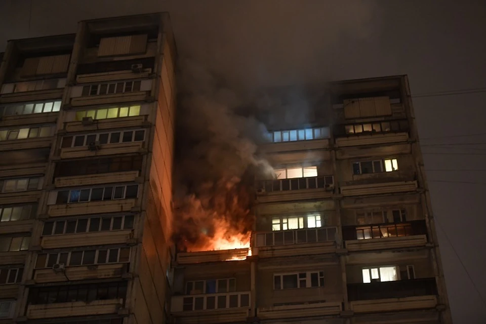 Спасатели потушили горящий балкон в девятиэтажном доме в Якутске