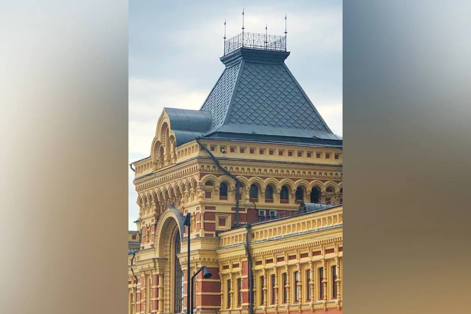 Историческую корону установили на главном доме Нижегородской ярмарки. Фото: телеграм-канал Глеба Никитина.