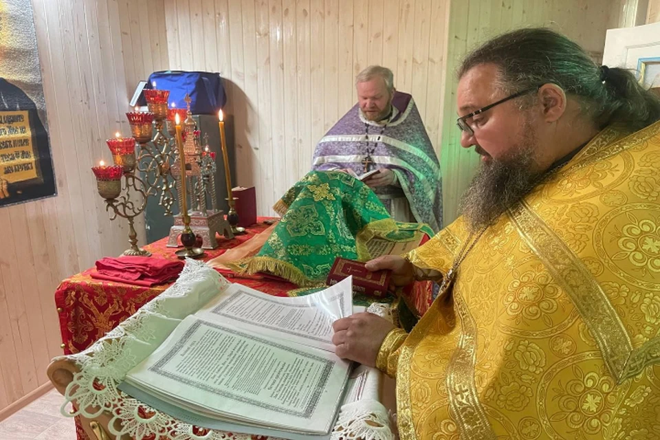 Протоиерей Петр Гриценко во время богослужения в блиндажном храме. Фото: Личный архив протоиерея Петра Гриценко