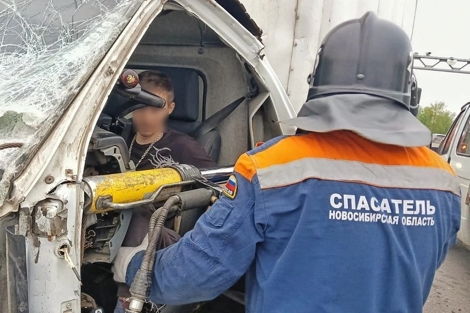 В Новосибирской области после ДТП водитель застрял в деформированной кабине. Фото: ГКУ НСО «Центр ГО и ПБ»