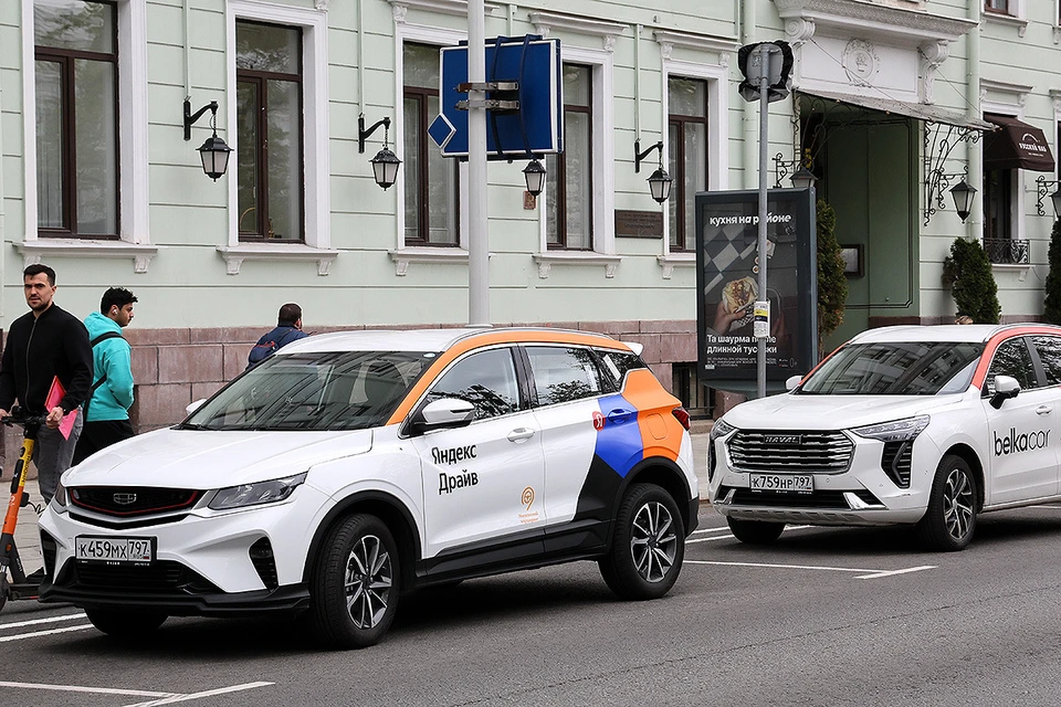 Автомобили служб каршеринга "Яндекс Драйв" и BelkaCar на Тверском бульваре в Москве. Фото: Сергей Савостьянов/ТАСС