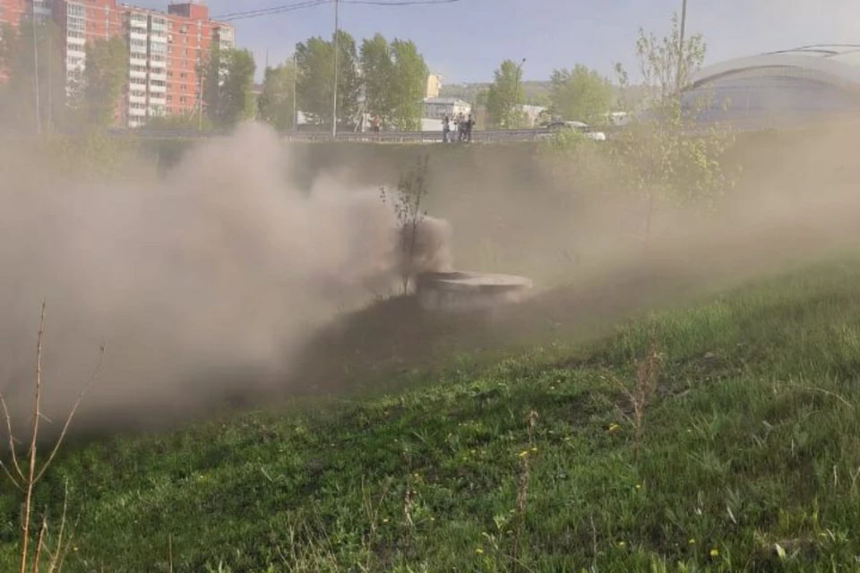 В Иркутске тушат пожар в ливневой канализации.