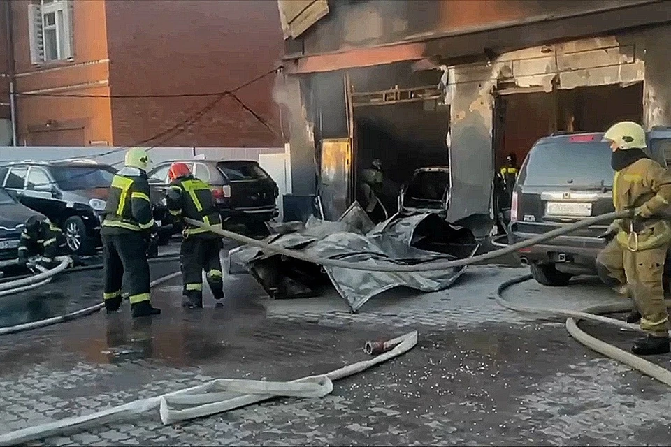 В Новосибирске показали эффектные кадры ликвидации пожара в автосервисе. Фото: скриншот с видео ГУ МЧС по Новосибирской области