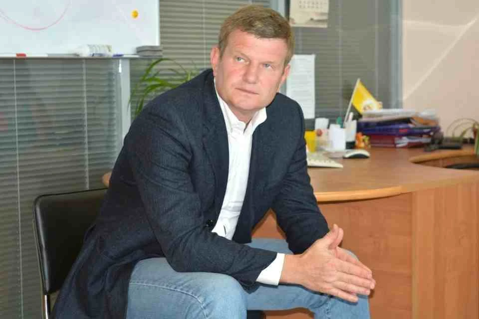 Миллиардер нашел другую работу.