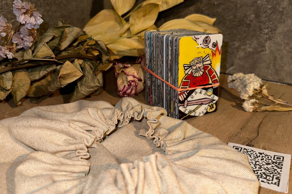 Сама Агния Плотницкая родилась в селе Корткерос. На картах у девушки есть и любимые персонажи. Как вы думаете, кто это? Фото: архив героини публикации.