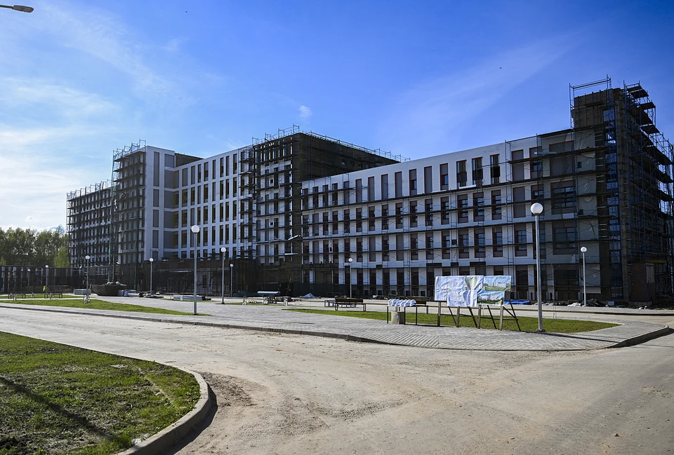 Новое здание больницы еще в лесах.
