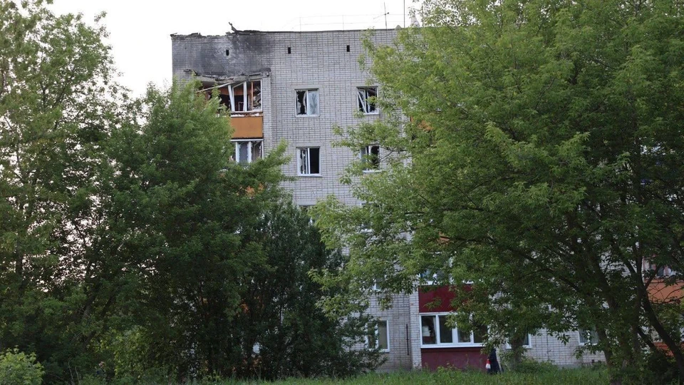 Крыша и окна поврежденного обломками БПЛА многоквартирного дома требуют восстановления.