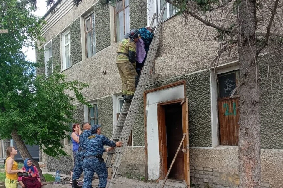 Из задымлённого дома вывели двух детей, пенсионерку и одного мужчину