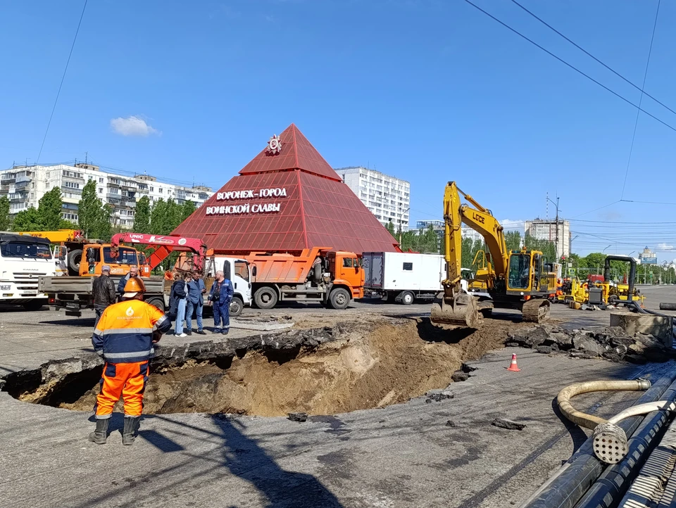 Работы по устранению аварии затянулись из-за обвала грунта.