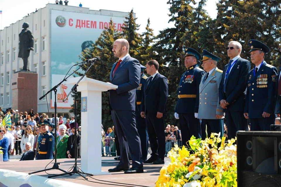 Вячеслав Федорищев лично поздравил сотрудников училища с праздником. Фото: Иван Макеев / предоставлено правительством Самарской области