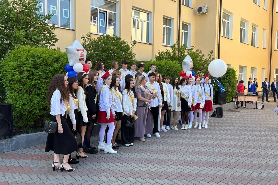 В этом году в Благовещенске заканчивают школу почти четыре тысячи учеников.