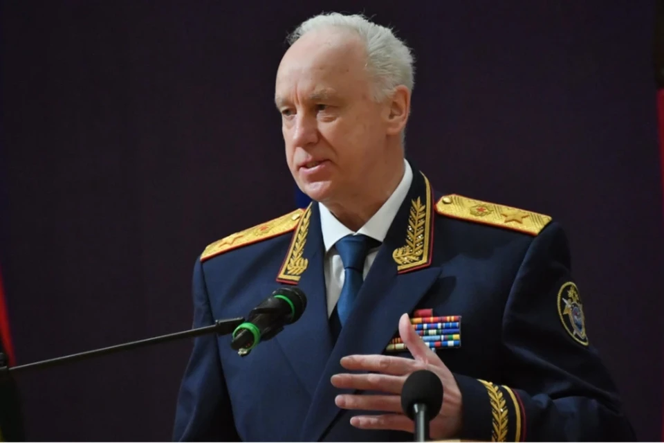 Бастрыкин поручил привлечь к ответственности осквернившего флаг РФ певца