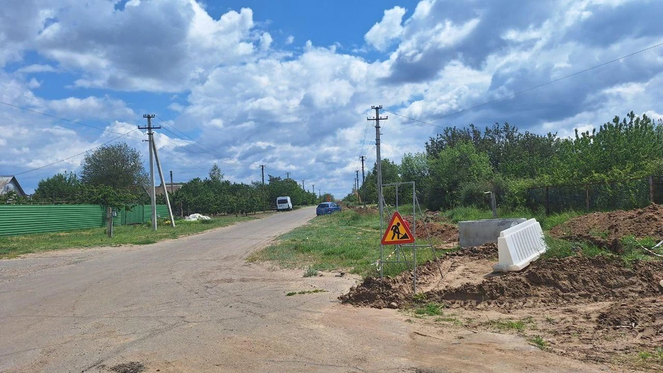 Шефы из Архангельска меняют трубу в селе Терпенье. Фото - тг-канал администрации Мелитополя