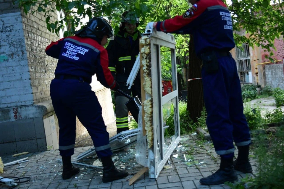 Студенты-спасатели помогают в расчистке последствий разрушений, уборке стекла и восстановлении поврежденных квартир. Фото: ВСКС