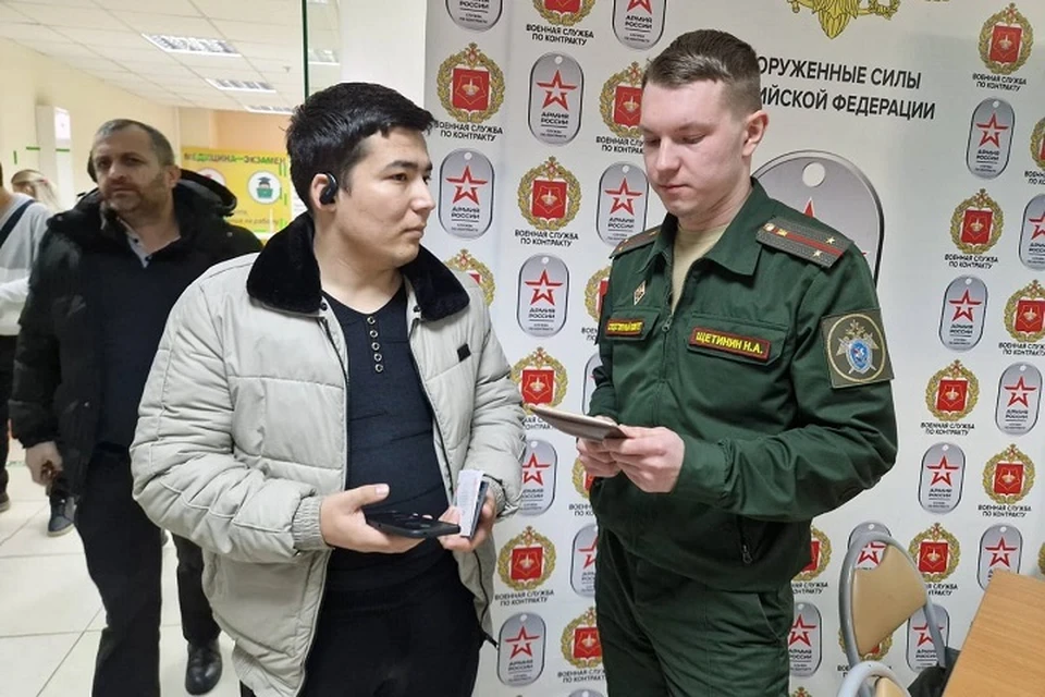 Гражданам рассказали, как поступить на военную службу по контракту и указали на соцгарантии. Фото: пресс-служба ВСУ СКР по ЦВО