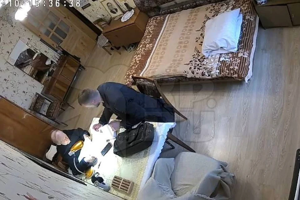 Визит незнакомца обошелся Евгению Константиновичу в круглую сумму. Запись с камер предоставлено Ангелиной