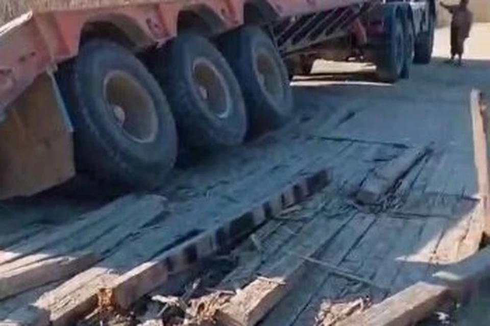 Водитель проигнорировал ограничения по проезду тяжеловесного транспорта и выехал на мост. Фото: скриншот видео Амурского минтранса