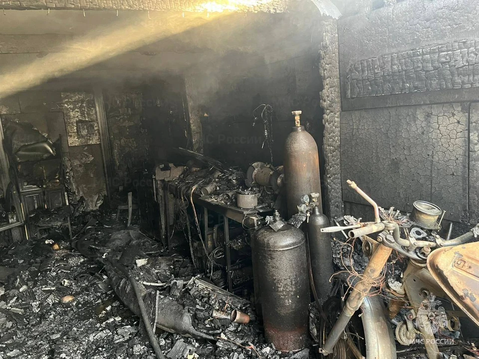 Пожар в частном гараже ликвидирован в поселке Магаданской области Фото: МЧС Магаданской области