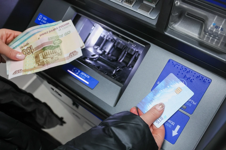 Россияне продолжают выбирать карты для оплат из-за их универсальности и надежности / Фото: предоставлено ВТБ