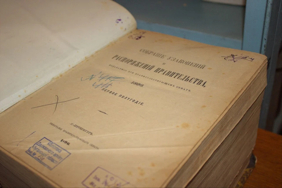 Это самая старая книга архива. ФОТО: Архивная служба ЛНР