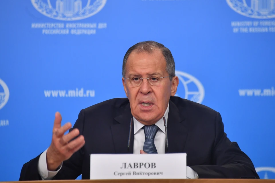 Лавров: Россия с тревогой наблюдает за наращиванием сил НАТО у границ страны
