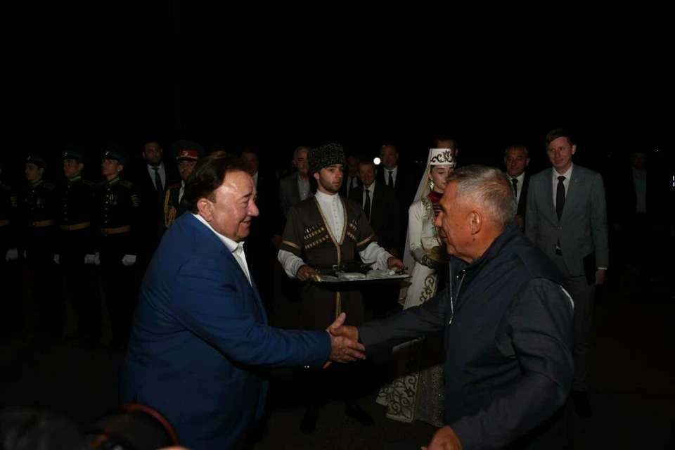 У трапа самолета раиса Татарстана встретил глава Ингушетии Махмуд-Али Калиматов.