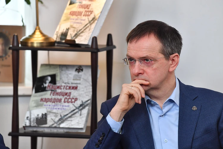 Бандеровцы не остановились на угрозах Мединскому: помощника президента РФ и всю его семью разместили на экстремистском «Миротворце»