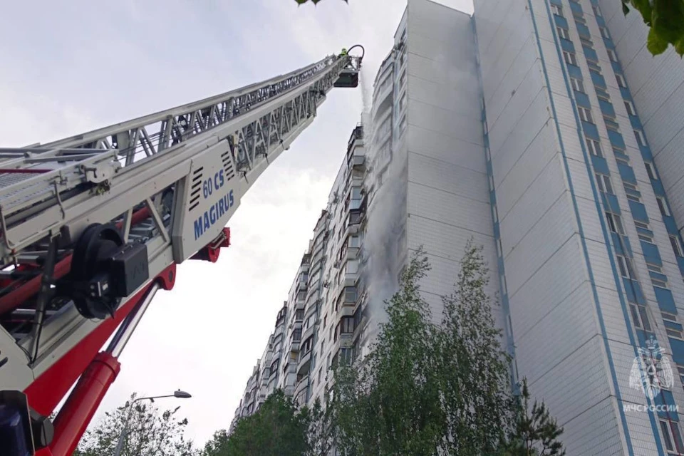 Пожарные работают на месте происшествия