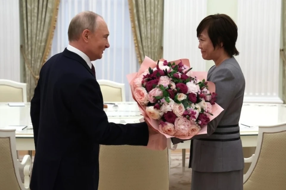 Путин одолжил вдове японского экс-премьера Абэ свой Aurus для поездки в театр. Фото: сайт Кремля