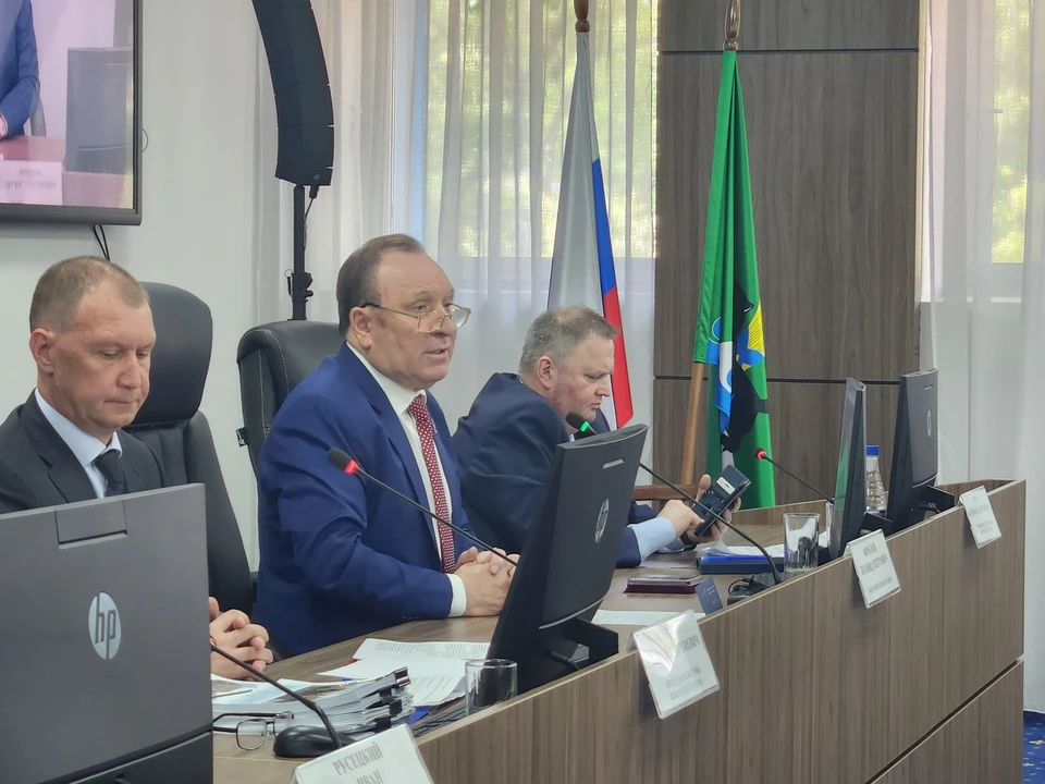 Депутаты Думы единогласно оценили результаты работы мэра Леонида Фролова и администрации района положительно. Фото: пресс-служба Администрации Иркутского района