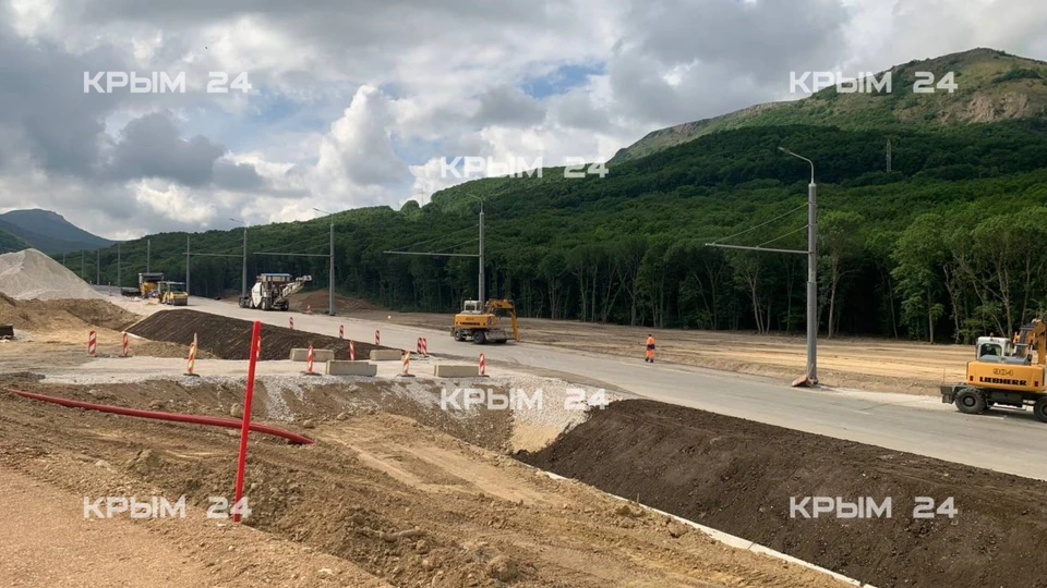Участок трассы проходит от села Заречное до выезда из села Перевальное. Фото: «Крым 24»
