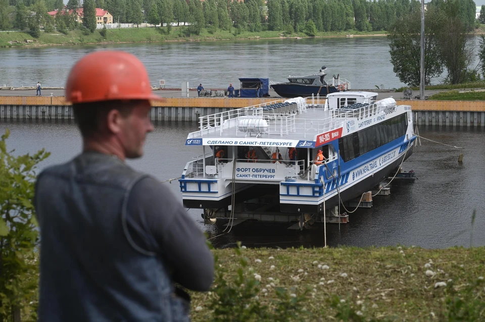 Показываем, как спускали на воду новый скоростной пассажирский катамаран «Форт Обручев», построенный в Петербурге.