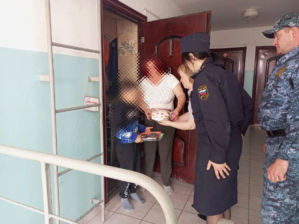 Новосибирские приставы навестили семью, лишённую родительских прав. Фото: ГУФССП по Новосибирской области
