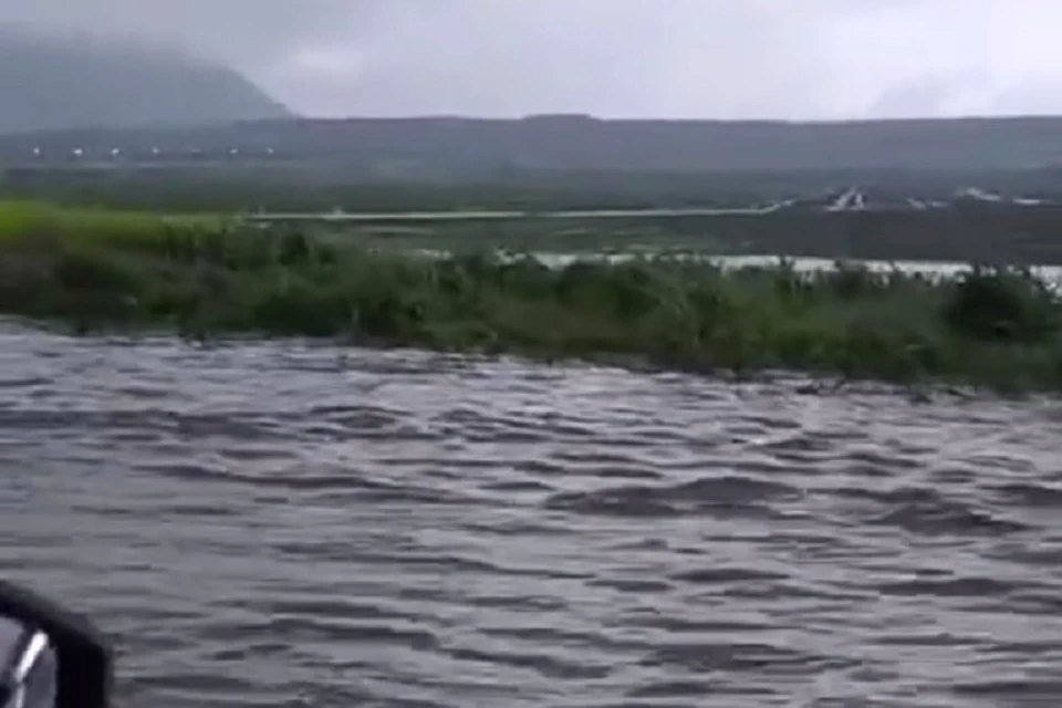 Большой поток воды и грязи с полей затрудняет движение автомобилей. Фото: стоп-кадр видео очевидцев из соцсетей.
