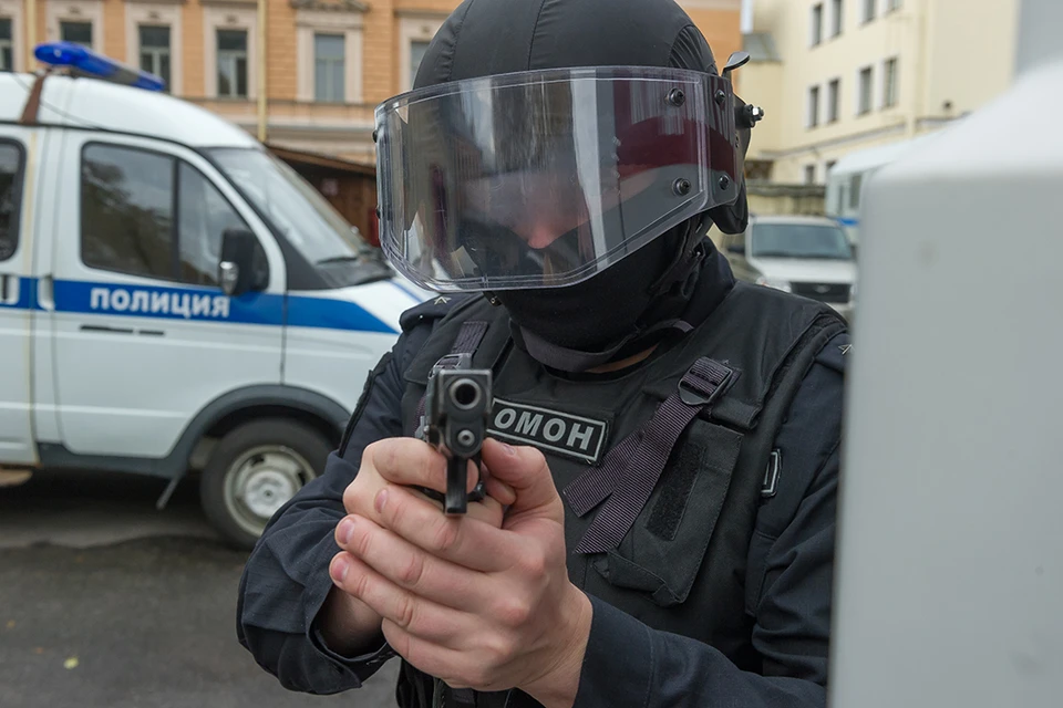 Трое мужчин избили инспекторов ГАИ.