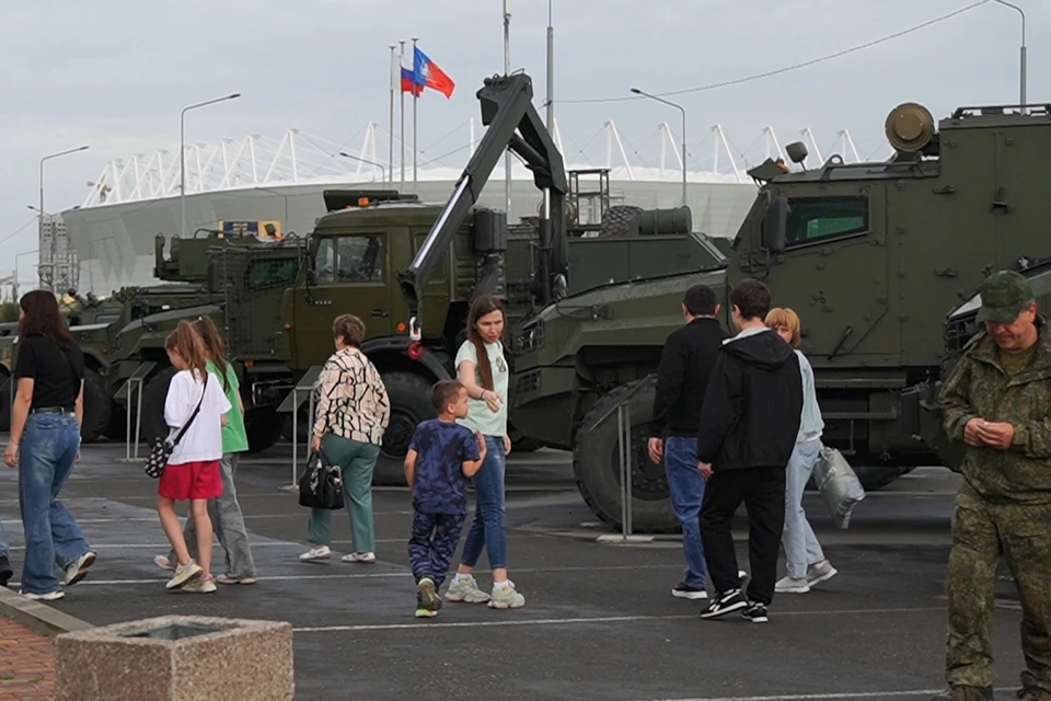 На левом берегу Дона жители Ростова увидели выставку военной техники и ретро машин. Фото: пресс-служба ЮВО