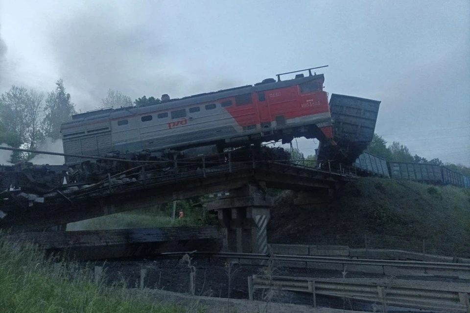 РЖД: Во время движения грузового поезда в Курской области упал пролет моста. Фото: Telegram-канал Хинштейна