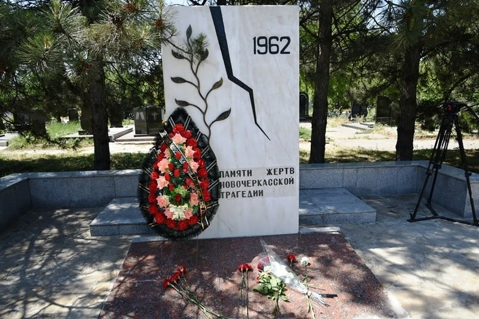 Каждый год, 2 июня, жители Новочеркасска несут цветы к месту, где были расстреляны их земяки. Фото: администрация Новочеркасска