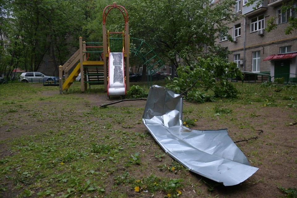 Во время сильного ветра части крыши слетели и повредили автомобили