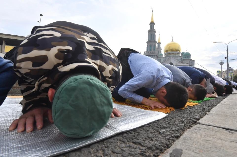 На Кубран-байрам совершается праздничный намаз.