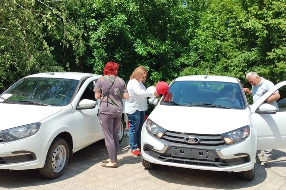 Соцфонд ДНР вручил ключи 9 жителям, пострадавшим на производстве. Фото: СФР по ДНР