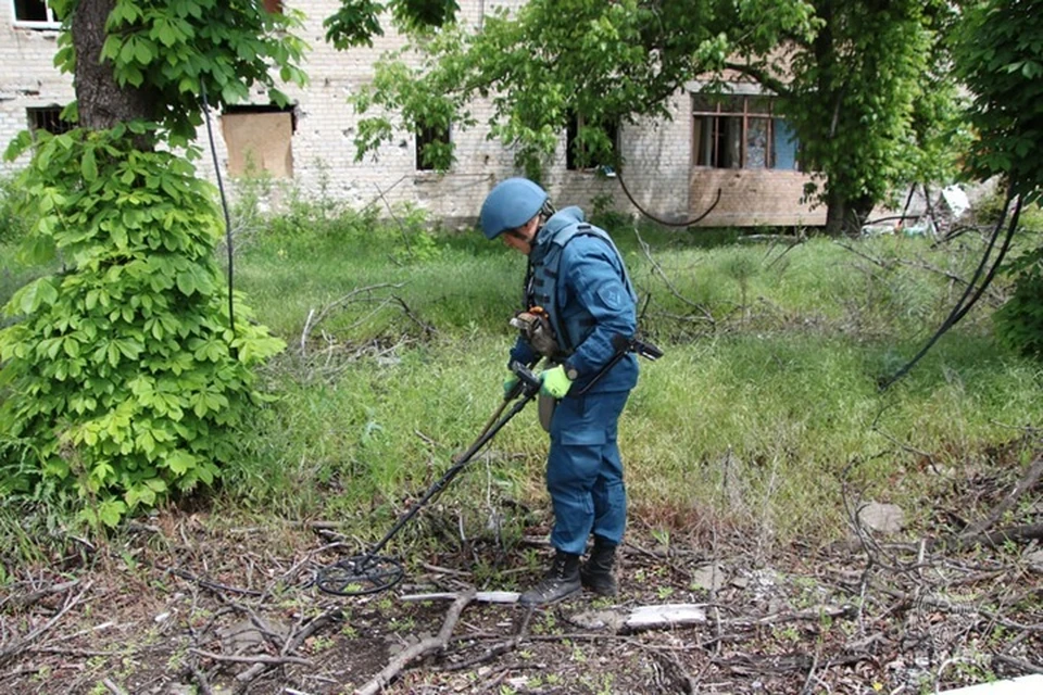 В освобожденных населенных пунктах ДНР начались разбор завалов и разминирование. Фото: МЧС России по ДНР