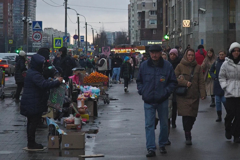 С 1 июля в Петербурге могут запретить разносную торговлю у метро.