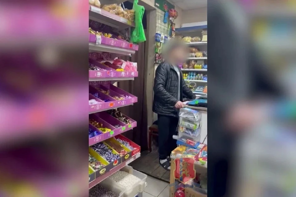 В Ачинске продавец избил мальчика за кражу семечек. Скриншот: видео МВД Красноярского края