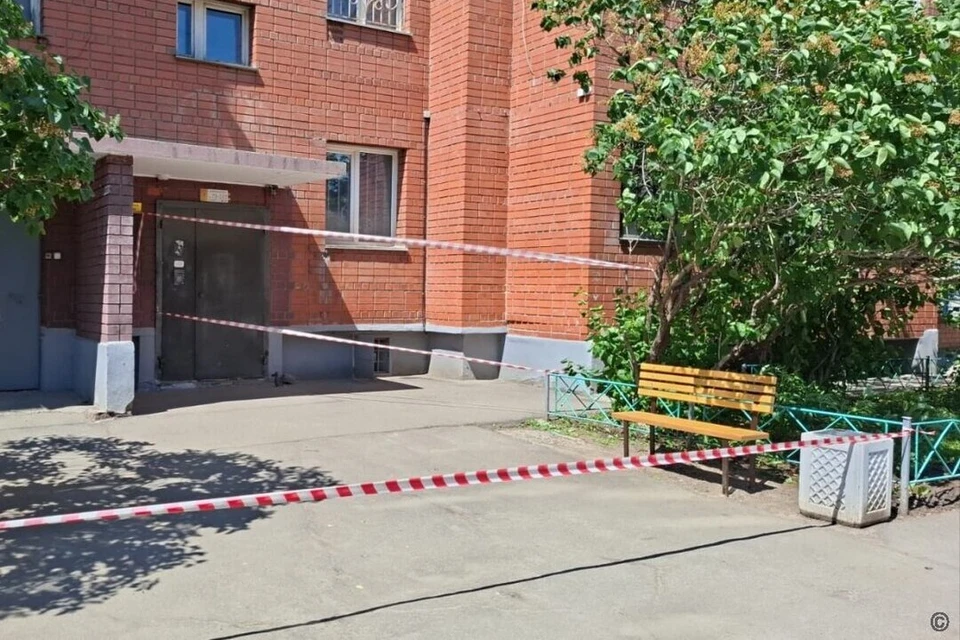 на месте происшествия дежурят спасатели