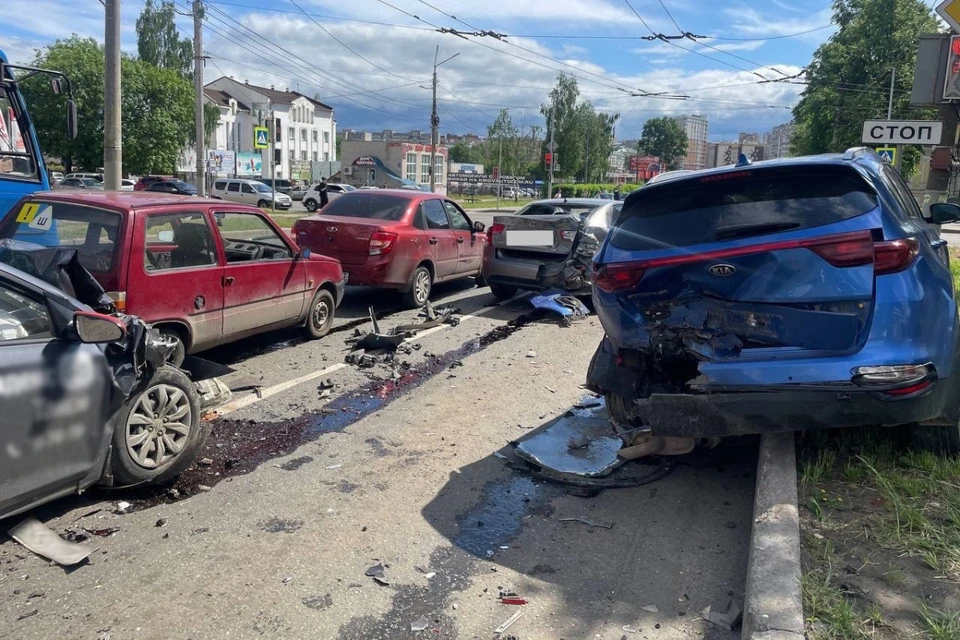 Водитель влетел в машины, остановившиеся у перекрестка. Фото: УГИБДД УМВД России по Кировской области