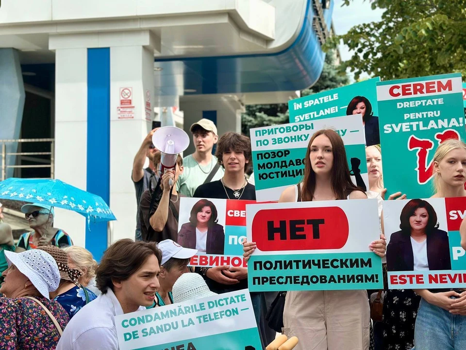 У здания суда сектора Буюканы в Кишиневе прошли две акции в поддержку Башкана Гагаузии Евгении Гуцул и представителя блока «Победа» Светланы Попан