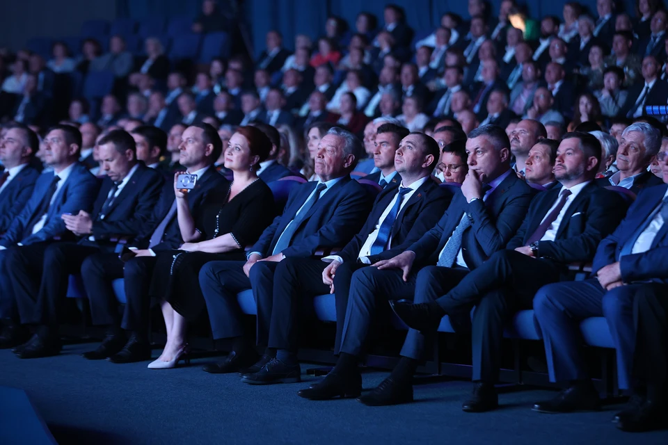 Депутаты ЗСО на церемонии обращения губернатора.