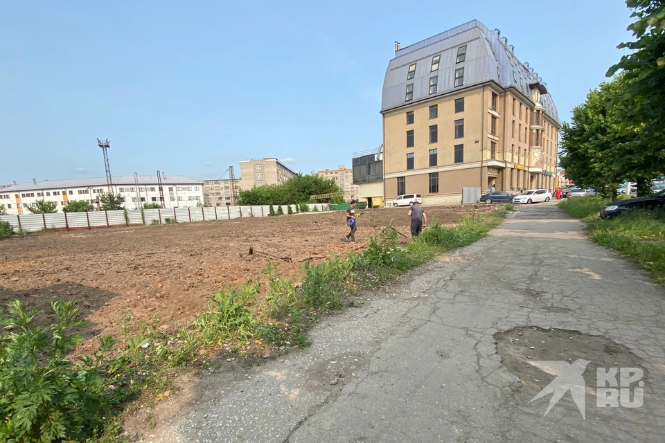 Платную автостоянку строят в центре Рязани на месте старинных домов.